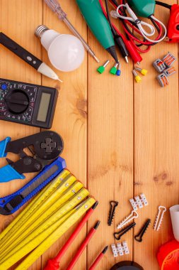 Tahta Arkaplanda Elektriksel Araçlar ve Bileşenler.