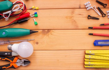 Tahta Arkaplanda Elektriksel Araçlar ve Bileşenler.