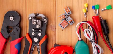 Tahta Arkaplanda Elektriksel Araçlar ve Bileşenler.