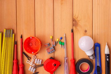 Tahta Arkaplanda Elektriksel Araçlar ve Bileşenler.