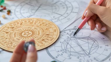 Kadın astrolog rakamları sayıyor. Seçici odak.