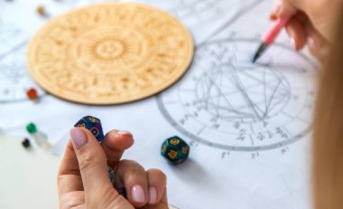 Kadın astrolog rakamları sayıyor. Seçici odak.