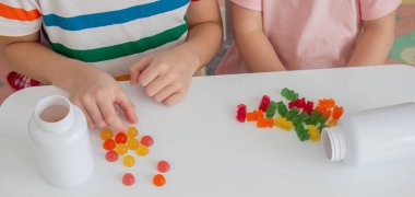 Şekerleme yiyen çocuklar. Lezzet ve vitaminler