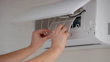 Daha İyi Hava Kalitesi İçin Klima Filtresi Temizleniyor.