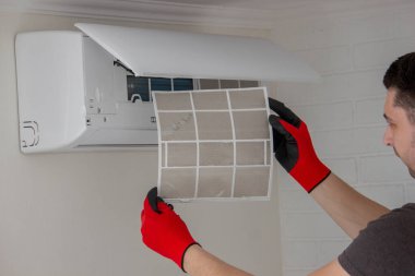 Daha İyi Hava Kalitesi İçin Klima Filtresi Temizleniyor.