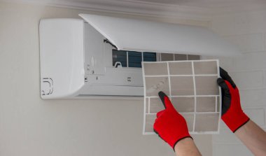 Daha İyi Hava Kalitesi İçin Klima Filtresi Temizleniyor.