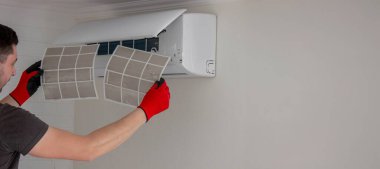 Daha İyi Hava Kalitesi İçin Klima Filtresi Temizleniyor.