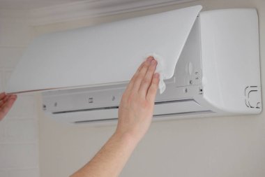 Daha İyi Hava Kalitesi İçin Klima Filtresi Temizleniyor.