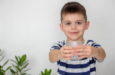 Çocuk bardaktan su içiyor. Seçici odak.