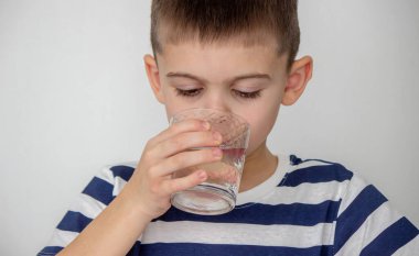 Çocuk bardaktan su içiyor. Seçici odak.