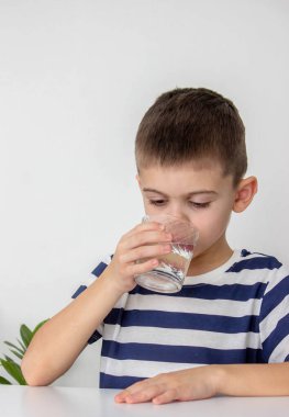 Çocuk bardaktan su içiyor. Seçici odak.