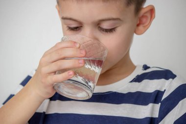 Çocuk bardaktan su içiyor. Seçici odak.