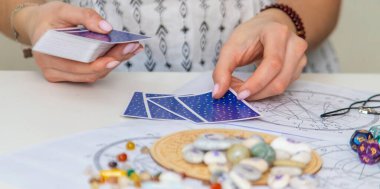 Falcı tarot kartlarıyla okuyor. ışık falcı.