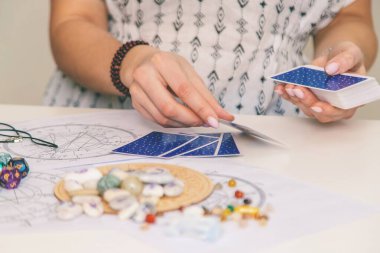 Falcı tarot kartlarıyla okuyor. ışık falcı.