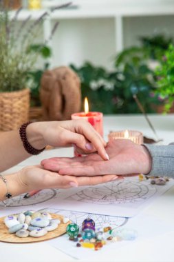 Bir kadın falcı bir adamla konuşur. Falcılık, sihir. Parlak falcı.