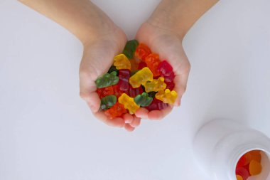 Çocuk jelibon yiyor ya da vitamin alıyor..