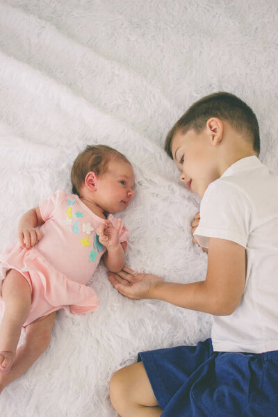 Старший брат и новорожденная девочка. дети