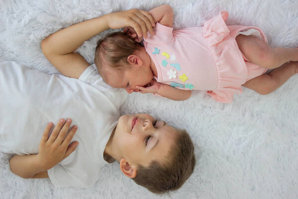 Старший брат и новорожденная девочка. дети