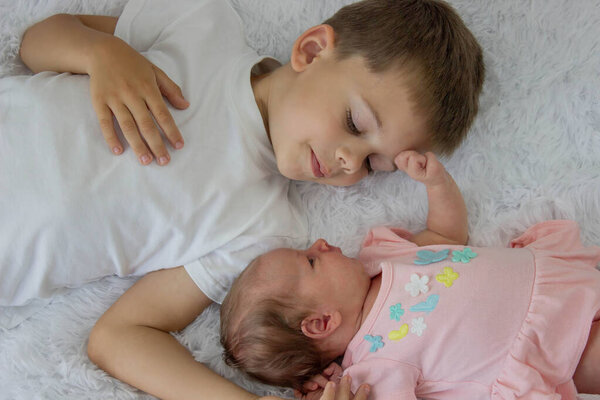 Старший брат и новорожденная девочка. дети