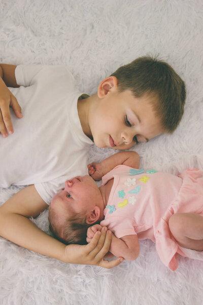 Старший брат и новорожденная девочка. дети