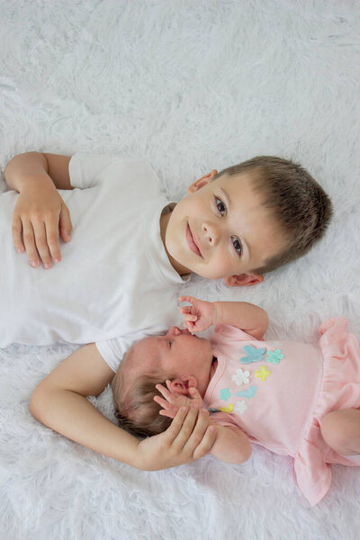 Старший брат и новорожденная девочка. дети