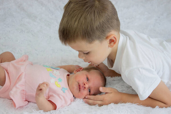 Старший брат и новорожденная девочка. дети