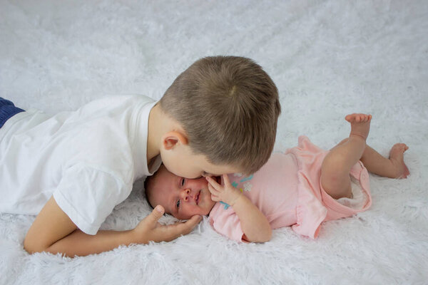 Старший брат и новорожденная девочка. дети