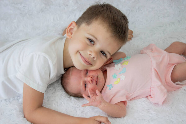 Старший брат и новорожденная девочка. дети