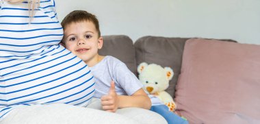 Hamile bir kadın en büyük oğluna sarılır. Seçici odaklanma. Aşk.