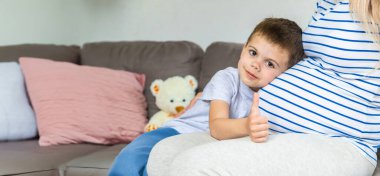 Hamile bir kadın en büyük oğluna sarılır. Seçici odaklanma. Aşk.