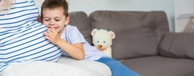 Hamile bir kadın en büyük oğluna sarılır. Seçici odaklanma. Aşk.