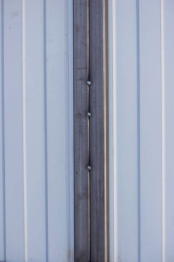 Metali fırçayla siyaha boyayan bir adamın yakın çekimi.