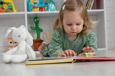 Küçük kız kitap okuyor. geliştirme.