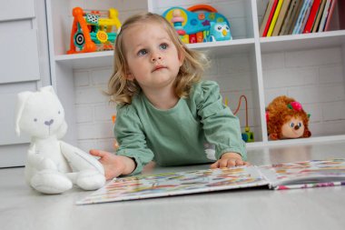 Küçük kız kitap okuyor. geliştirme.