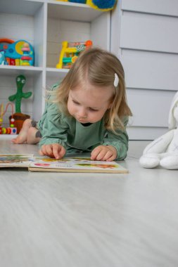 Küçük kız kitap okuyor. geliştirme.