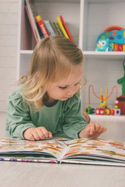 Küçük kız kitap okuyor. geliştirme.