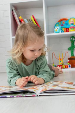 Küçük kız kitap okuyor. geliştirme.