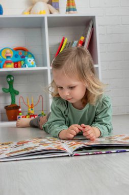 Küçük kız kitap okuyor. geliştirme.