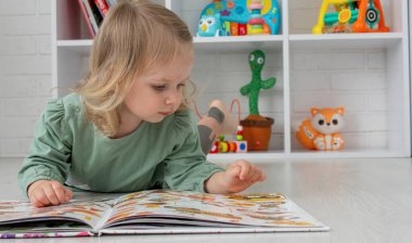 Küçük kız kitap okuyor. geliştirme.