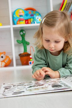 Küçük kız kitap okuyor. geliştirme.