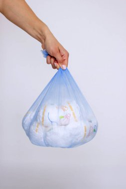 Bebek bezi atıkları, kirli bebek bezleri. Kullanılmış bebek bezlerinin imhası..