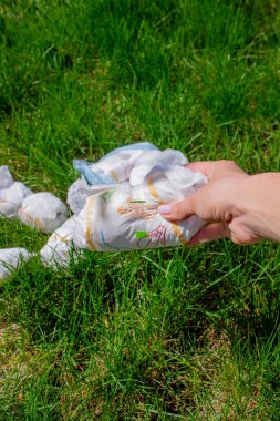 Bebek bezi atıkları, kirli bebek bezleri. İmha et. Tek kullanımlık bezlerin çevre üzerindeki etkisi. Çevre kirliliği