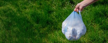 Bebek bezi atıkları, kirli bebek bezleri. İmha et. Tek kullanımlık bezlerin çevre üzerindeki etkisi. Çevre kirliliği