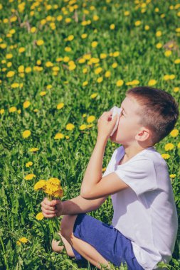 Bir çocukta mevsimsel alerji. Burnun akıyor.