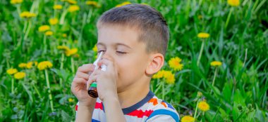 Çiçeklere çocukların alerjisi. Çocuk karahindiba, alerji, hapşırma.