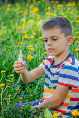 Çiçeklere çocukların alerjisi. Çocuk karahindiba, alerji, hapşırma.