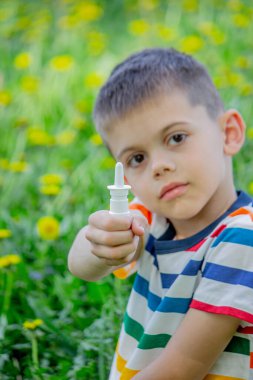 Çiçeklere çocukların alerjisi. Çocuk karahindiba, alerji, hapşırma.