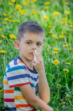 Çiçeklere çocukların alerjisi. Çocuk karahindiba, alerji, hapşırma.
