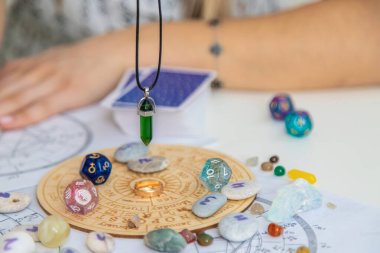 Kadın astrolog rakamları sayıyor. Seçici odak