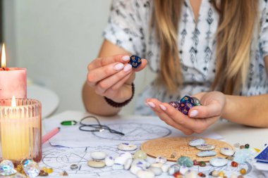 Kadın astrolog rakamları sayıyor. Seçici odak